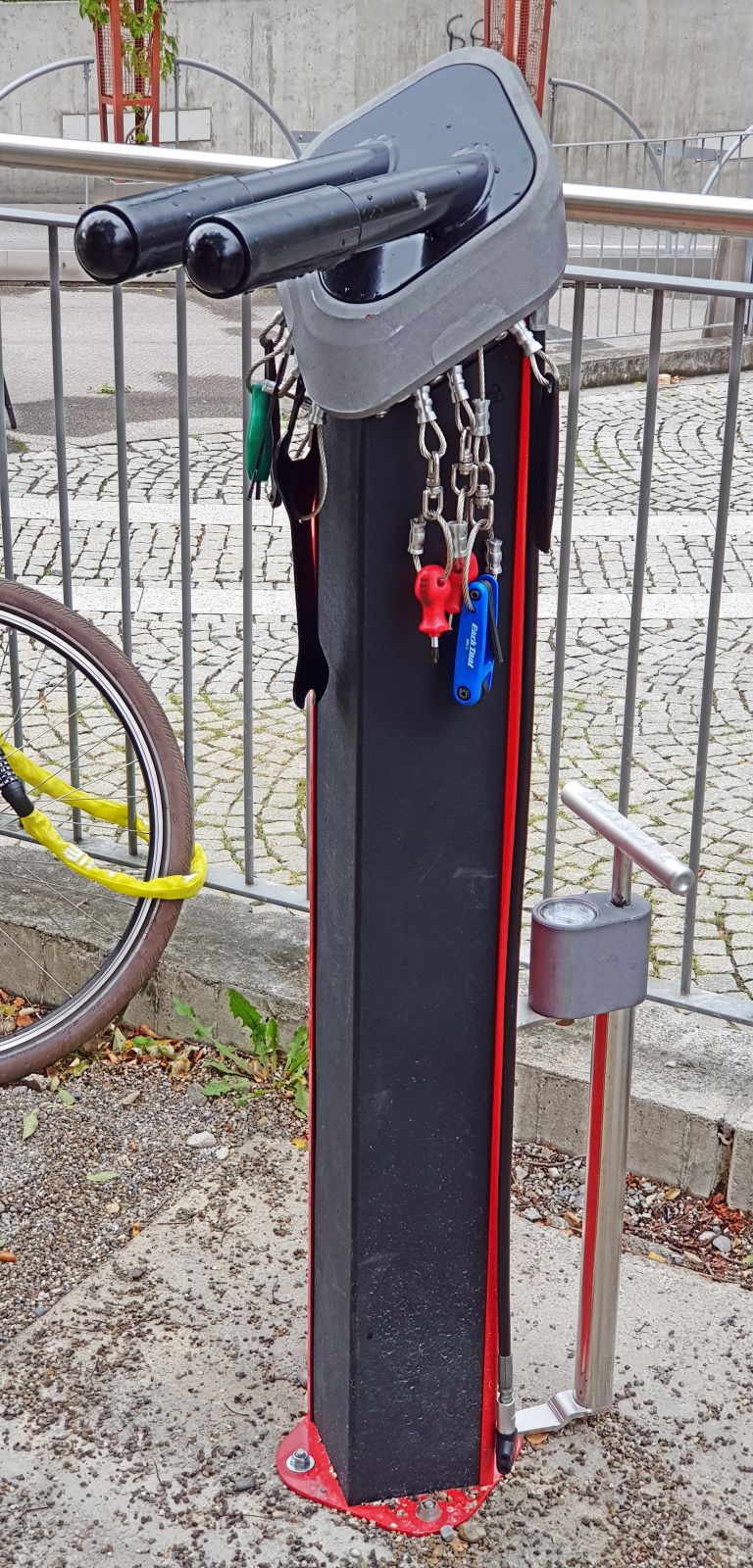 Fahrrad-Servicesäule an der S-Bahn in Gröbenzell (von Richard Huber unter CC-Lizenz Namensnennung – Weitergabe unter gleichen Bedingungen 4.0 international) Bild einer Fahrrad-Werkzeugsäule an der S-Bahn in Gröbenzell