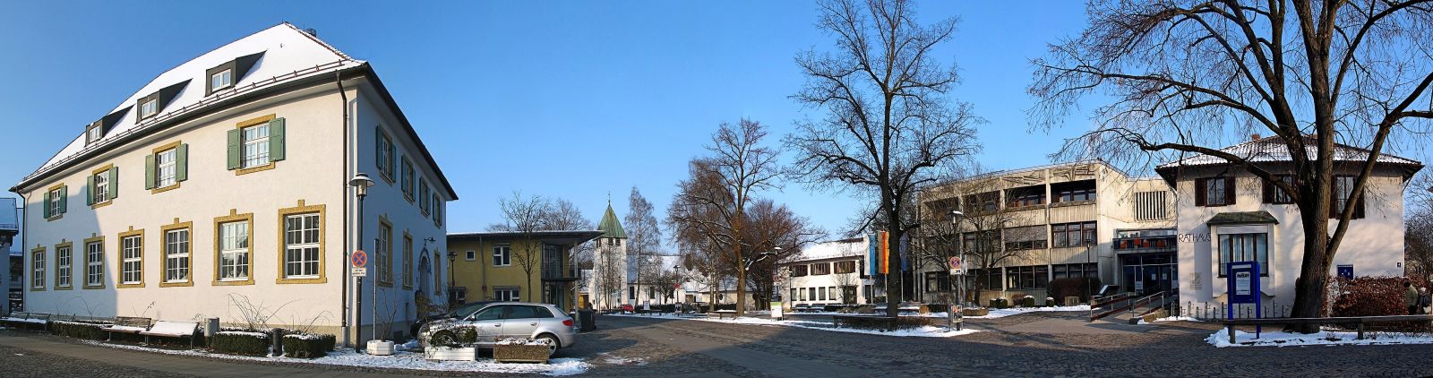 Marktplatz in Gröbenzell 2011 (von Richard Huber unter CC-Lizenz Namensnennung – Weitergabe unter gleichen Bedingungen 4.0 international) Bild vom Marktplatz in Gröbenzell (2011)