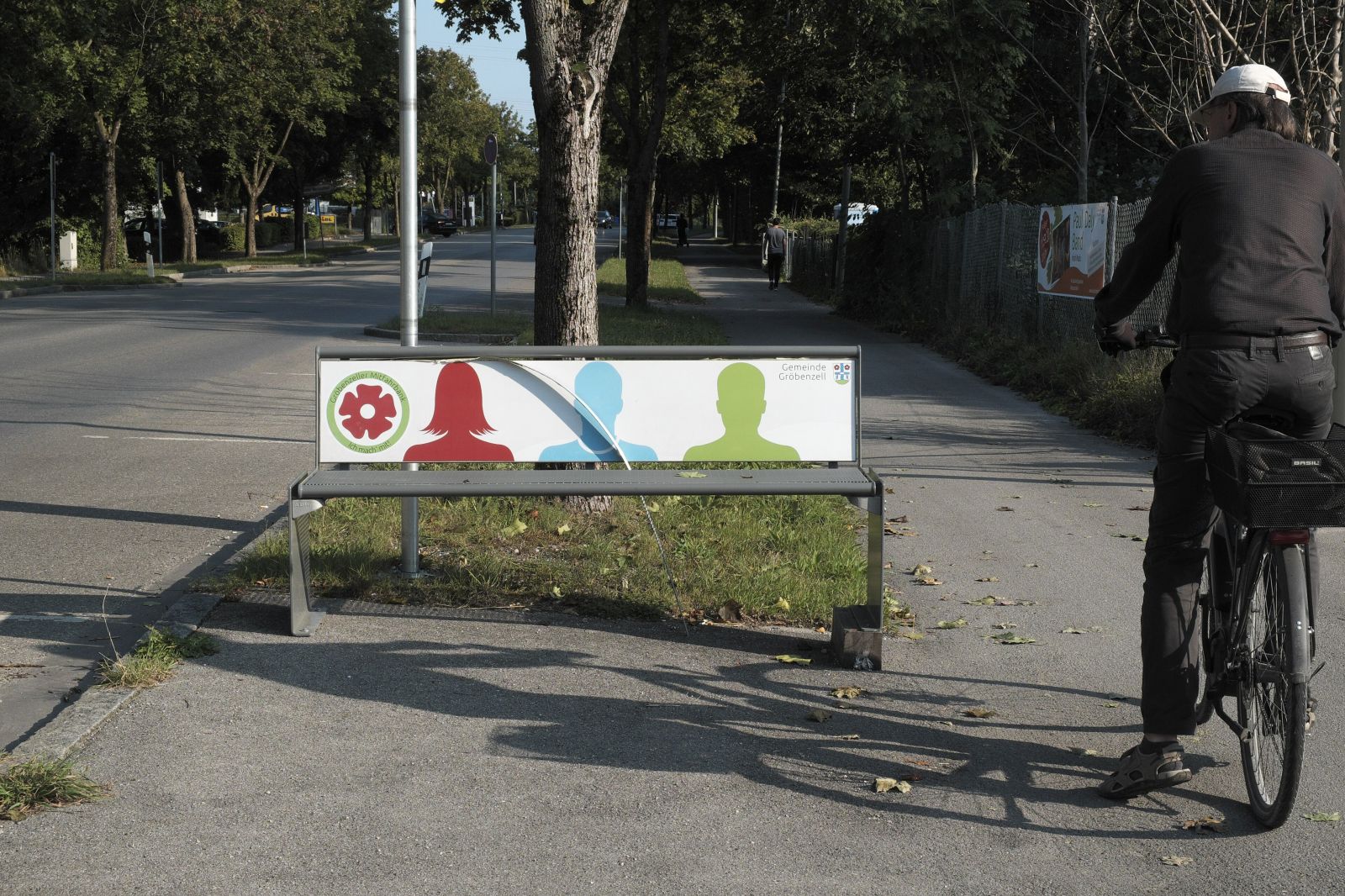 Die Mitfahrerbank in Gröbenzell (von Gfreihalter unter CC-Lizenz Namensnennung – Weitergabe unter gleichen Bedingungen 4.0 international) Bild: Die Mitfahrerbank in Gröbenzell