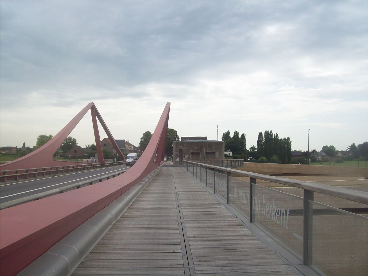 Albertkanal bei Vroenhoven – strategischer Übergang mit Verteidigungsanlagen Brücke über den Albertkanal bei Vroenhoven mit Bunker im Vordergrund