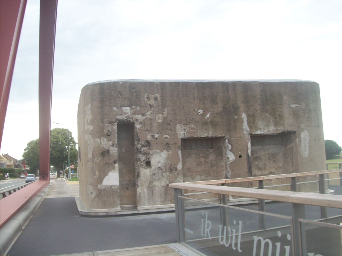 Relikt der belgischen Verteidigungslinie von 1940 Betonbunker aus dem Zweiten Weltkrieg am Albertkanal