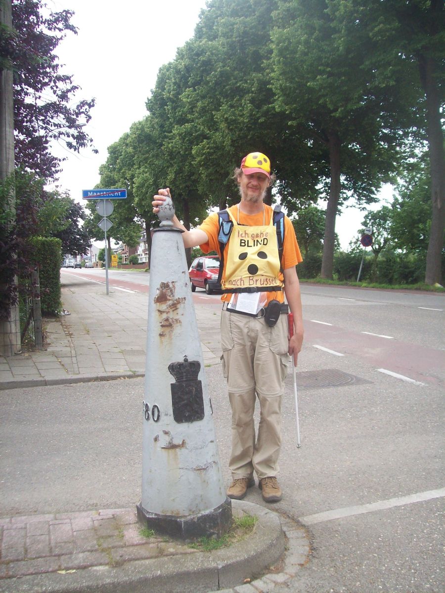 Grenzmarkierung zwischen den Niederlanden und Belgien Grenzpfahl an der niederländisch-belgischen Grenze bei Vroenhoven