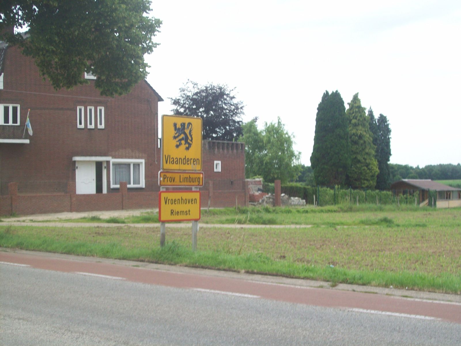Beginn der belgischen Region Flandern bei Vroenhoven Ortsschild „Vlaanderen – Provinz Limburg – Vroenhoven, Riemst“