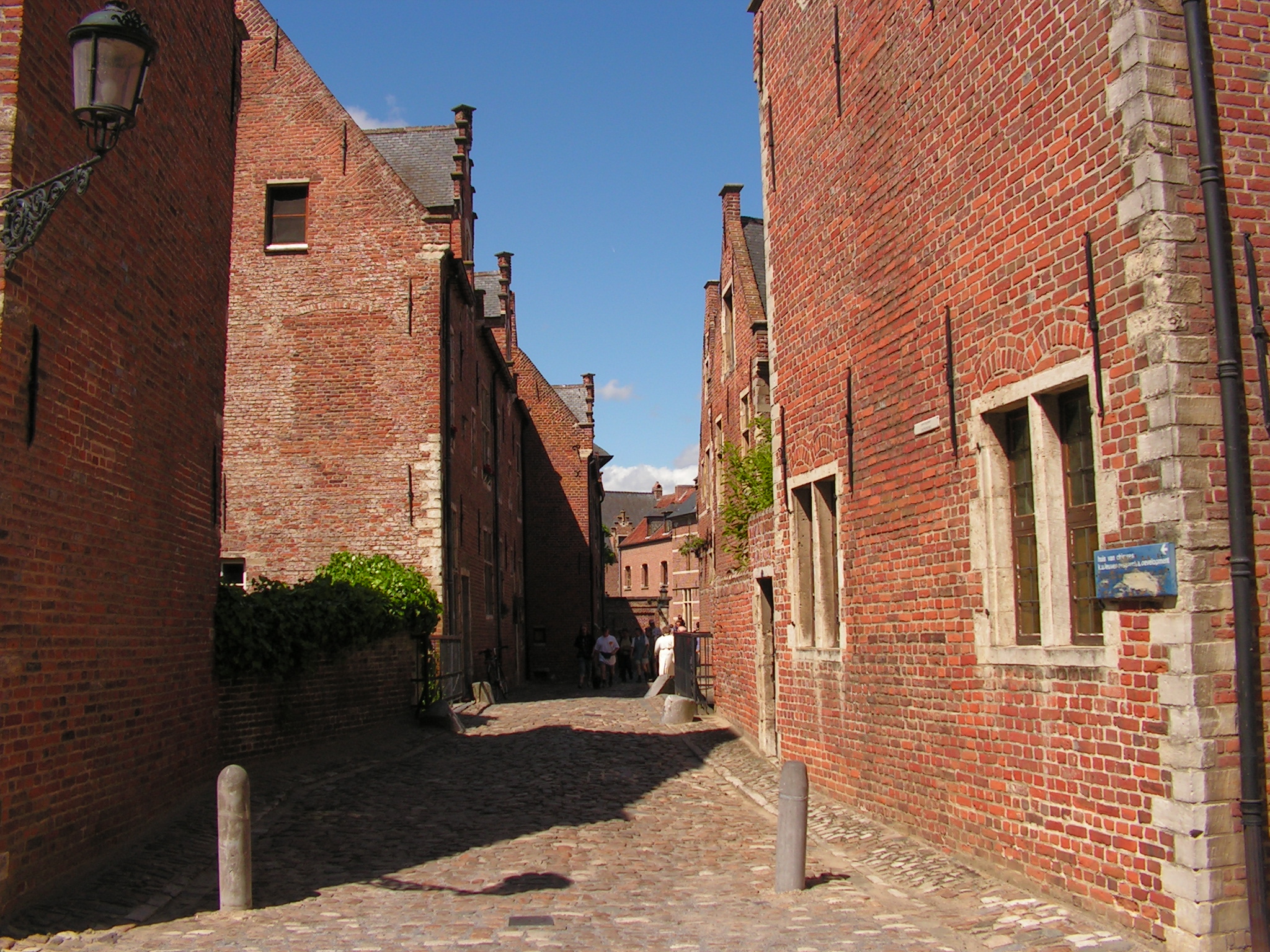 Enge Gasse im Beginenhof von Leuven mit Backsteinhäusern und Kopfsteinpflaster