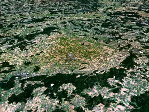 Weite, nahezu kreisrunde Landschaft des Nördlinger Ries mit Feldern und sanften Höhenzügen – entstanden durch einen Meteoriteneinschlag vor etwa 15 Millionen Jahren.