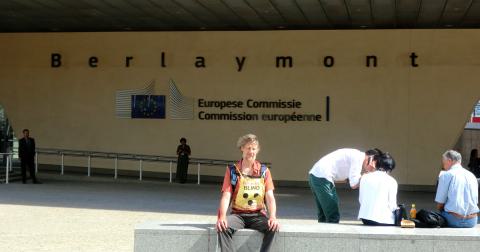 Ankunft bei der Europäischen Kommission – Begegnung zwischen individuellem Weg und europäischer Institution Stefan Nathan Lange vor dem Berlaymont-Gebäude der Europäischen Kommission in Brüssel